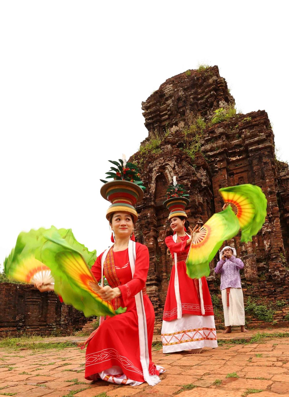 Khi vũ điệu Chăm làm 'sống' lại không gian tháp cổ - Ảnh 4. Khi vũ điệu Chăm làm 'sống' lại không gian tháp cổ - Ảnh 4.