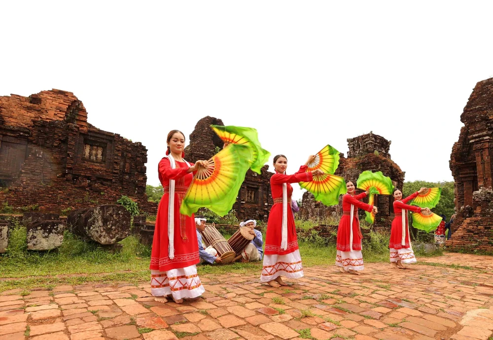 Khi vũ điệu Chăm làm 'sống' lại không gian tháp cổ - Ảnh 3. Khi vũ điệu Chăm làm 'sống' lại không gian tháp cổ - Ảnh 3.