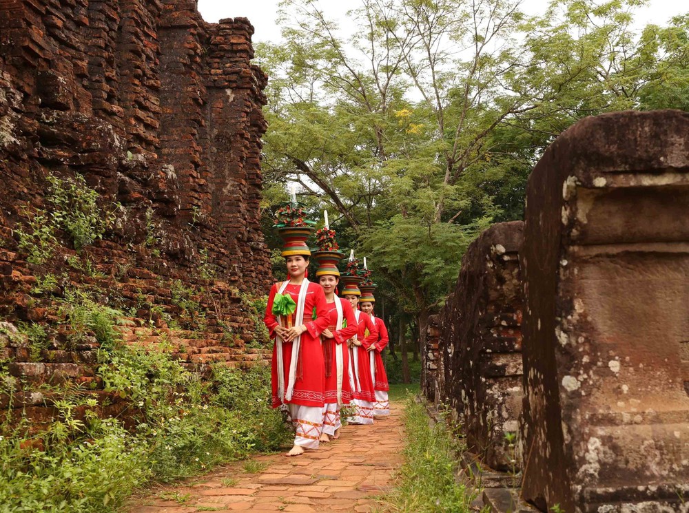 Khi vũ điệu Chăm làm 'sống' lại không gian tháp cổ - Ảnh 2. Khi vũ điệu Chăm làm 'sống' lại không gian tháp cổ - Ảnh 2.