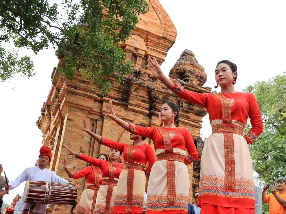 Khi vũ điệu Chăm làm 'sống' lại không gian tháp cổ - Ảnh 1. Khi vũ điệu Chăm làm 'sống' lại không gian tháp cổ - Ảnh 1.