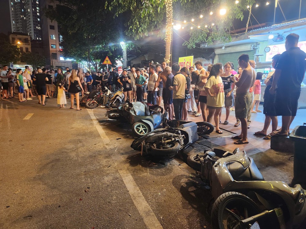 Ô tô tông loạt xe máy tại Bắc Ninh, 2 người bị thương - Ảnh 2.