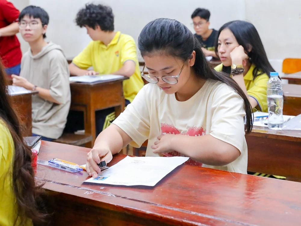 Thí sinh cả nước bước vào ngày cuối thi tốt nghiệp THPT năm 2025 - Ảnh 6.