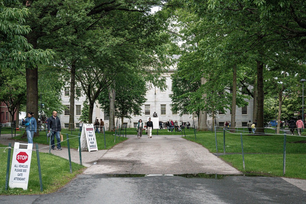 Mỹ: Đại học Harvard công bố phương án đầu tiên hỗ trợ sinh viên quốc tế - Ảnh 1.