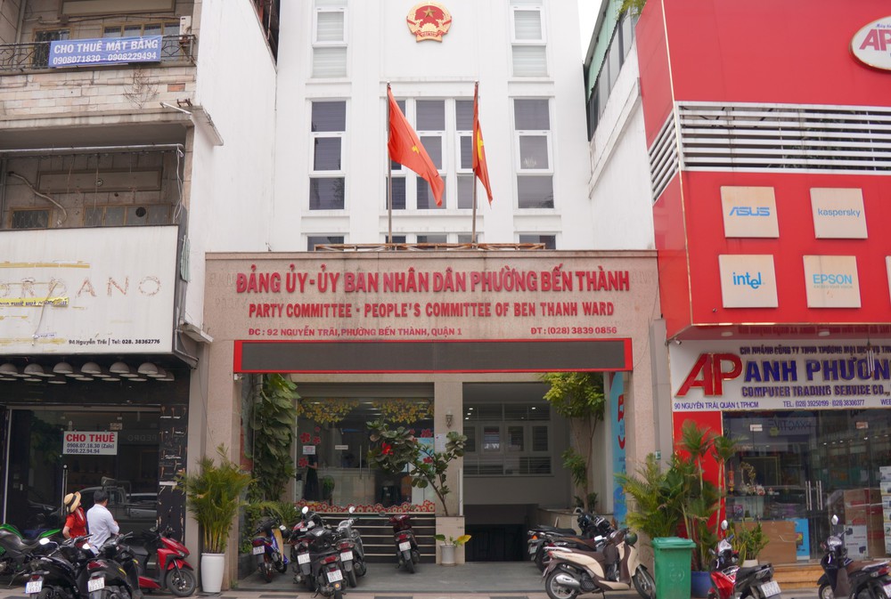 Trụ sở phường mới ở TP. Hồ Chí Minh thay bảng tên - Ảnh 1.