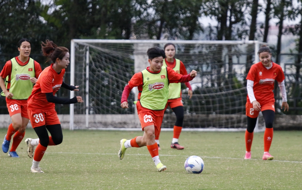 HLV Mai Đức Chung: 'Mục tiêu của tuyển nữ Việt Nam là giành vé dự VCK Asian Cup 2026' - Ảnh 1.