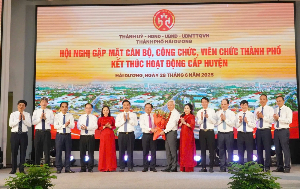 Trước ngày sát nhập tỉnh, TP Hải Dương gặp mặt tri ân cán bộ công nhân viên &quot;Tạm biệt địa danh cũ và bước đi với tâm thế và trách nhiệm lớn hơn&quot; - Ảnh 2.