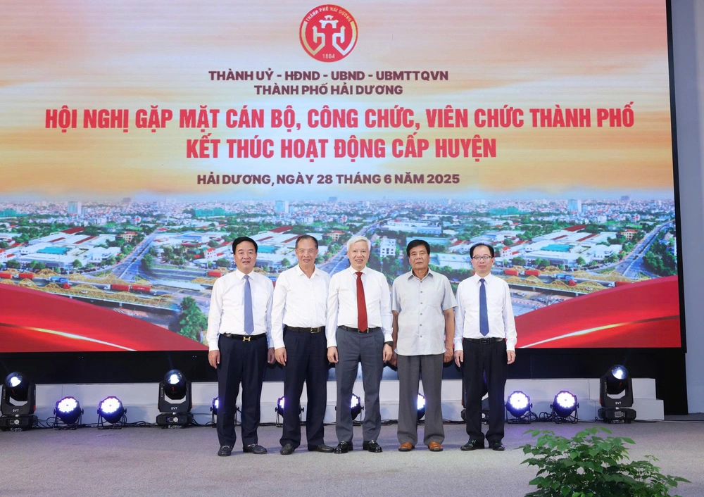 Trước ngày sát nhập tỉnh, TP Hải Dương gặp mặt tri ân cán bộ công nhân viên &quot;Tạm biệt địa danh cũ và bước đi với tâm thế và trách nhiệm lớn hơn&quot; - Ảnh 4.