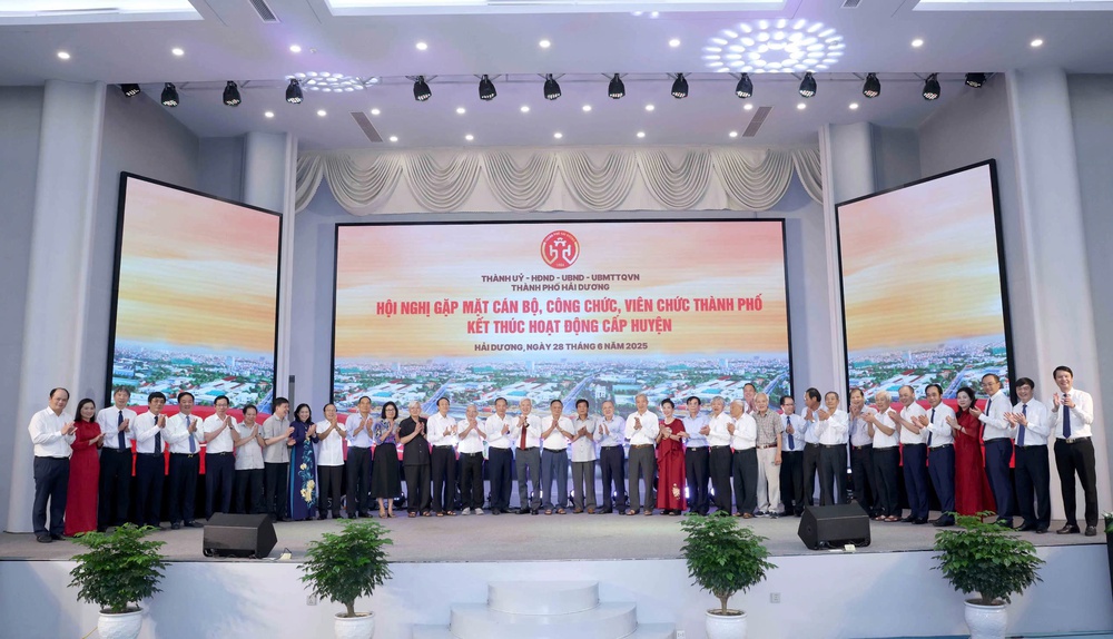 Trước ngày sát nhập tỉnh, TP Hải Dương gặp mặt tri ân cán bộ công nhân viên &quot;Tạm biệt địa danh cũ và bước đi với tâm thế và trách nhiệm lớn hơn&quot; - Ảnh 5.