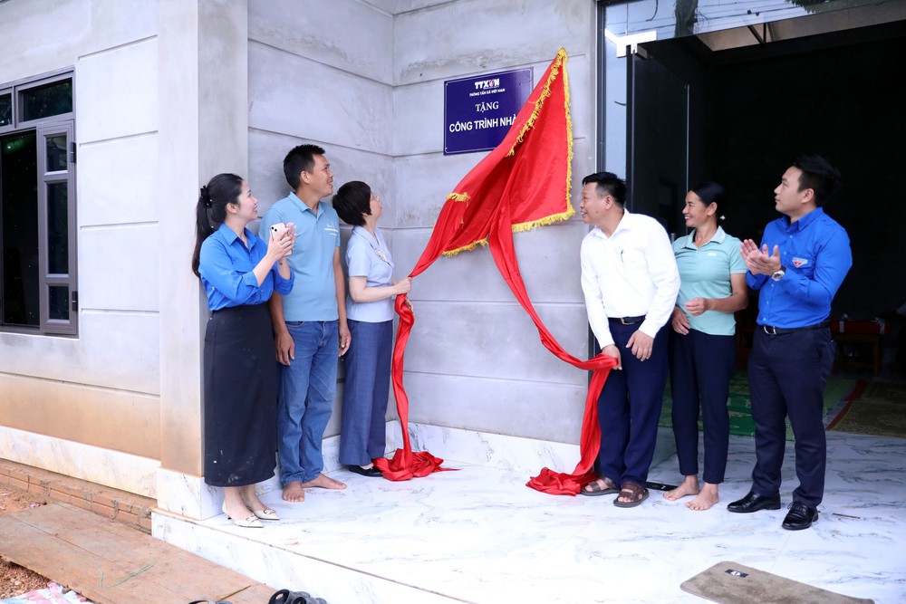 Thông tấn xã Việt Nam chung tay xóa nhà tạm, nhà dột nát tại Tuyên Quang - Ảnh 1.