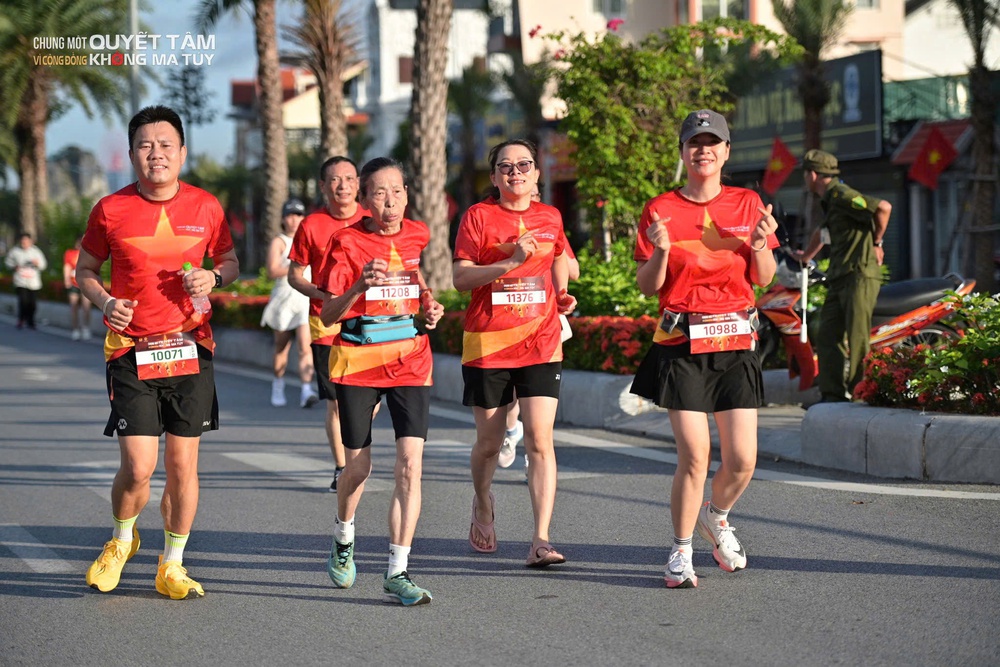 Nhiều gia đình tham gia giải chạy phong trào &quot;Chung một quyết tâm – Vì cộng đồng không ma túy” - Ảnh 2.