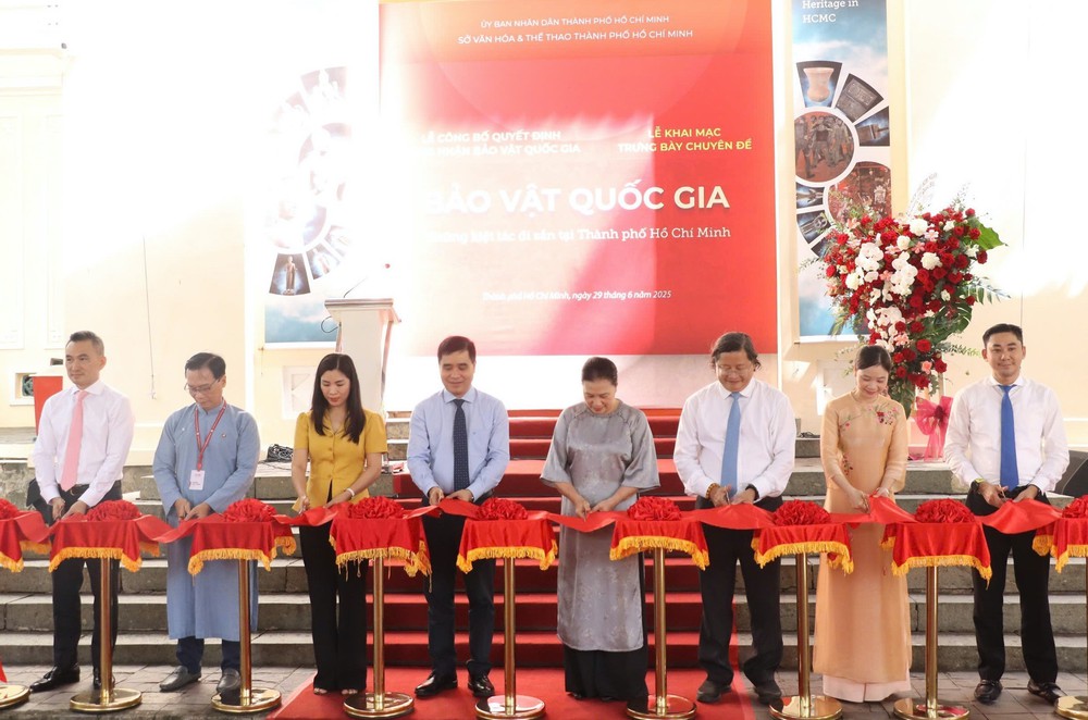 Lần đầu tiên trưng bày 17 Bảo vật quốc gia tại Thành phố Hồ Chí Minh - Ảnh 1.