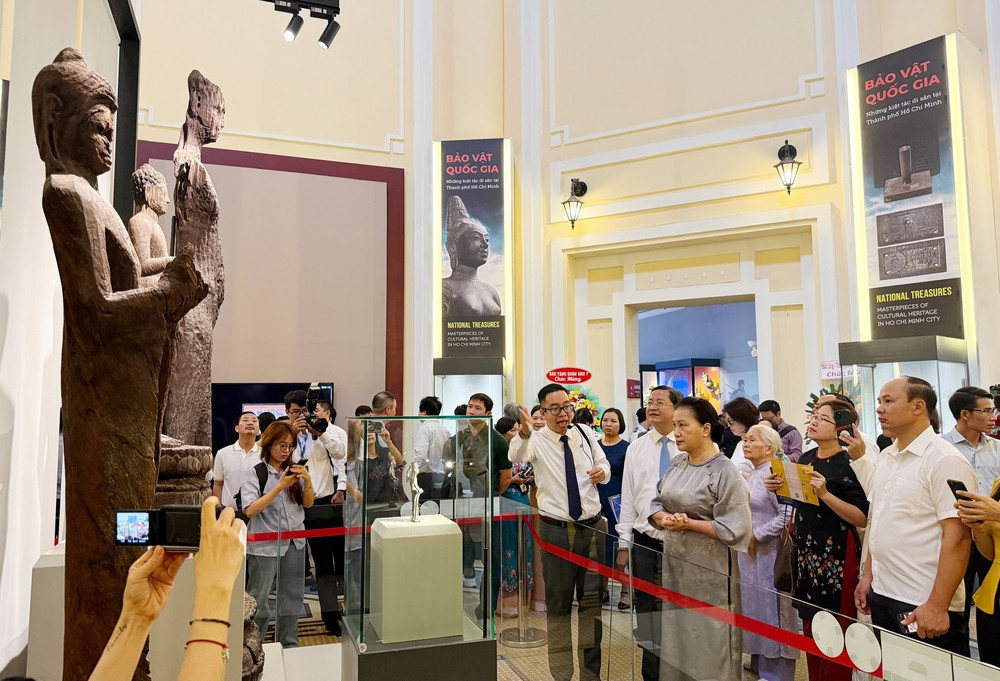 Lần đầu tiên trưng bày 17 Bảo vật quốc gia tại Thành phố Hồ Chí Minh - Ảnh 2.