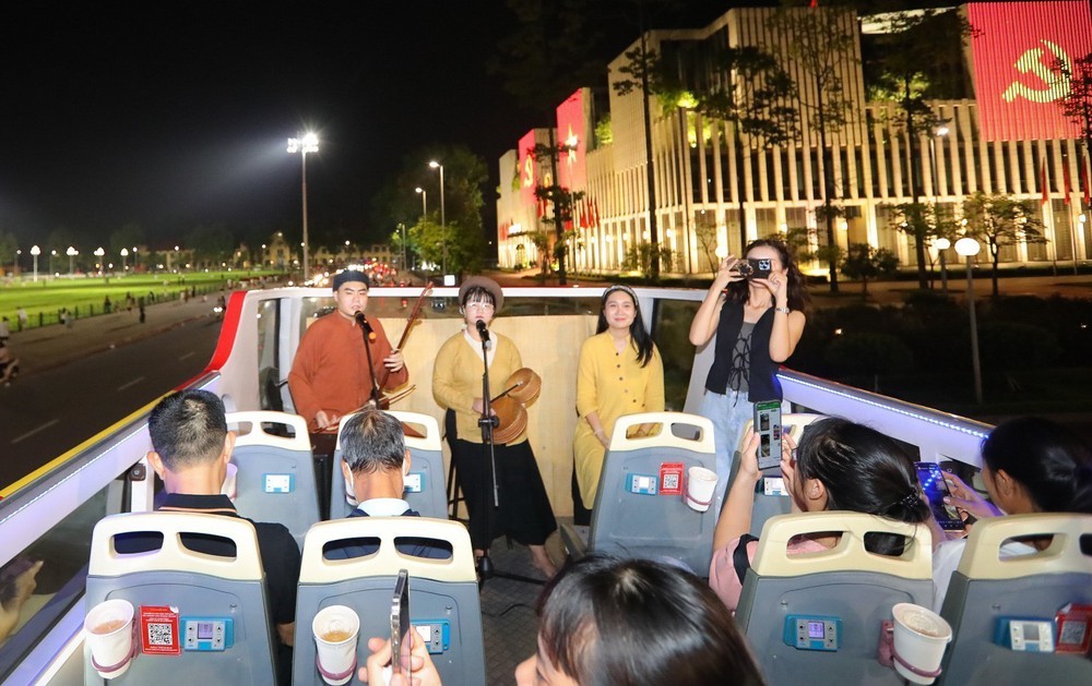 &quot;Xẩm on the bus&quot;: Giai điệu xưa ngân vang trên phố phường Hà Nội hiện đại - Ảnh 3.