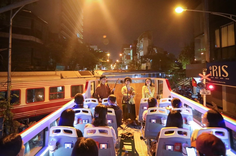 &quot;Xẩm on the bus&quot;: Giai điệu xưa ngân vang trên phố phường Hà Nội hiện đại - Ảnh 2.