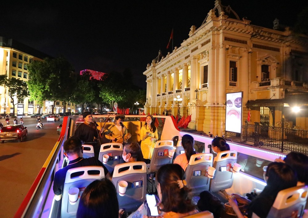 &quot;Xẩm on the bus&quot;: Giai điệu xưa ngân vang trên phố phường Hà Nội hiện đại - Ảnh 1.
