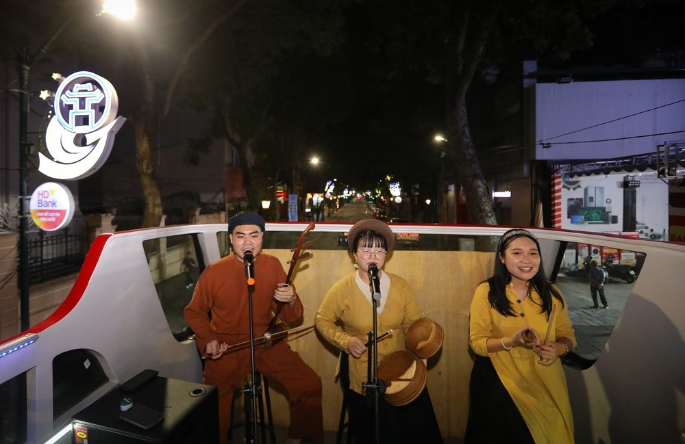 &quot;Xẩm on the bus&quot;: Giai điệu xưa ngân vang trên phố phường Hà Nội hiện đại - Ảnh 9.