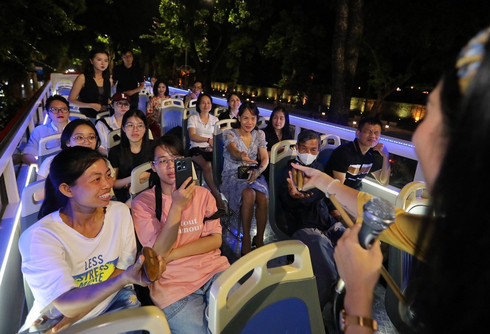 &quot;Xẩm on the bus&quot;: Giai điệu xưa ngân vang trên phố phường Hà Nội hiện đại - Ảnh 10.