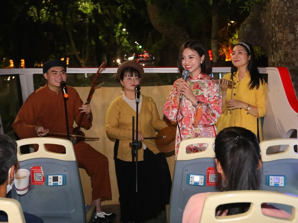 &quot;Xẩm on the bus&quot;: Giai điệu xưa ngân vang trên phố phường Hà Nội hiện đại - Ảnh 8.