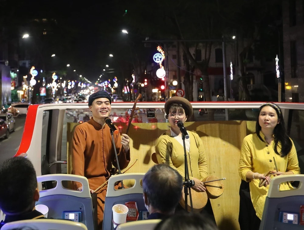 &quot;Xẩm on the bus&quot;: Giai điệu xưa ngân vang trên phố phường Hà Nội hiện đại - Ảnh 7.