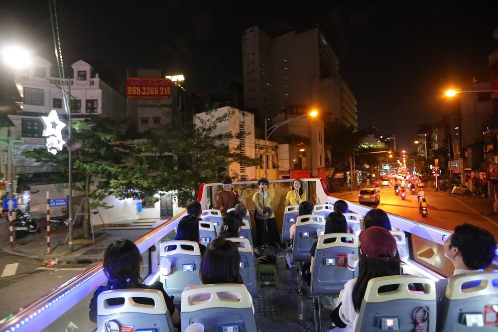 &quot;Xẩm on the bus&quot;: Giai điệu xưa ngân vang trên phố phường Hà Nội hiện đại - Ảnh 6.