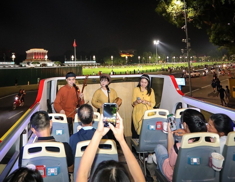 &quot;Xẩm on the bus&quot;: Giai điệu xưa ngân vang trên phố phường Hà Nội hiện đại - Ảnh 4.