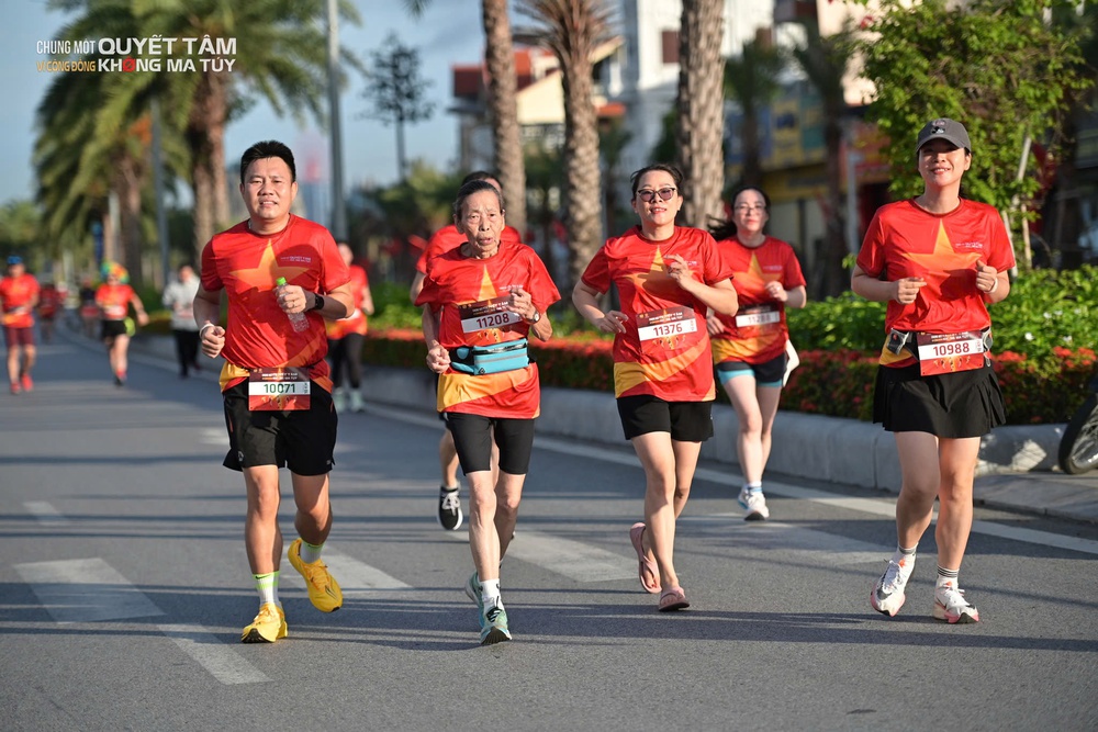 Nhiều gia đình tham gia giải chạy phong trào &quot;Chung một quyết tâm – Vì cộng đồng không ma túy” - Ảnh 1.