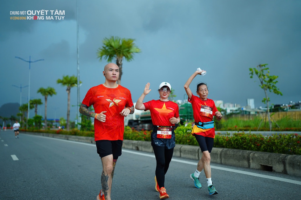 Nhiều gia đình tham gia giải chạy phong trào &quot;Chung một quyết tâm – Vì cộng đồng không ma túy” - Ảnh 4.