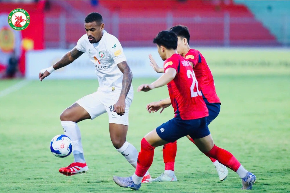 CAHN thắng đậm ở Quy Nhơn, chưa hết hy vọng vô địch V-League, Bình Định đối mặt nguy cơ xuống hạng - Ảnh 1.