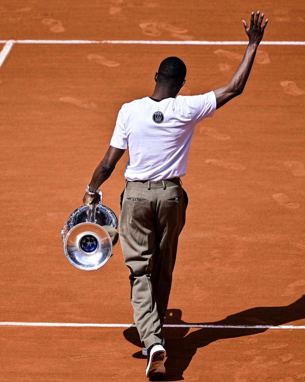 Sao PSG khoe cúp bạc Champions League trên sân đấu Roland Garros - Ảnh 2.