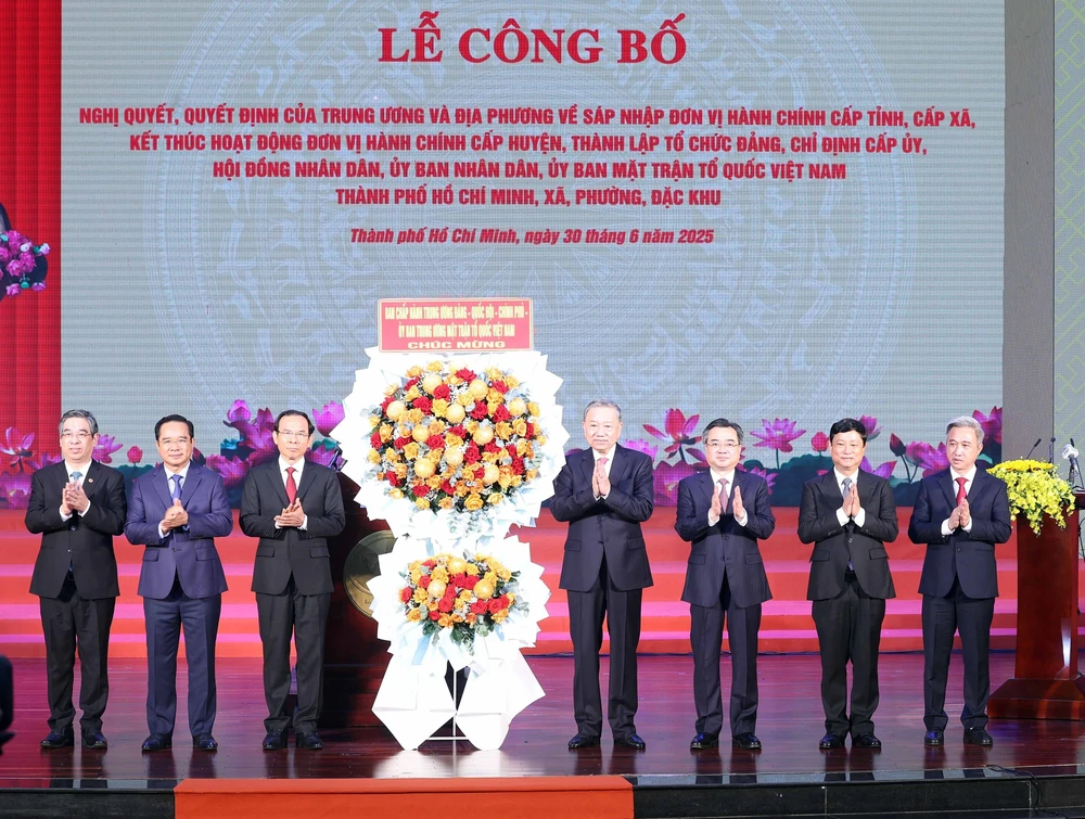 Tổng Bí thư Tô Lâm dự Lễ công bố Nghị quyết, quyết định thành lập Thành phố, Đảng bộ và lãnh đạo TP.HCM - Ảnh 3.