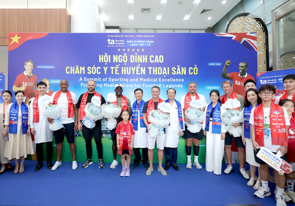 Michael Owen và đồng đội ấn tượng với dịch vụ Y học thể thao tại BVĐK Tâm Anh - Ảnh 1.