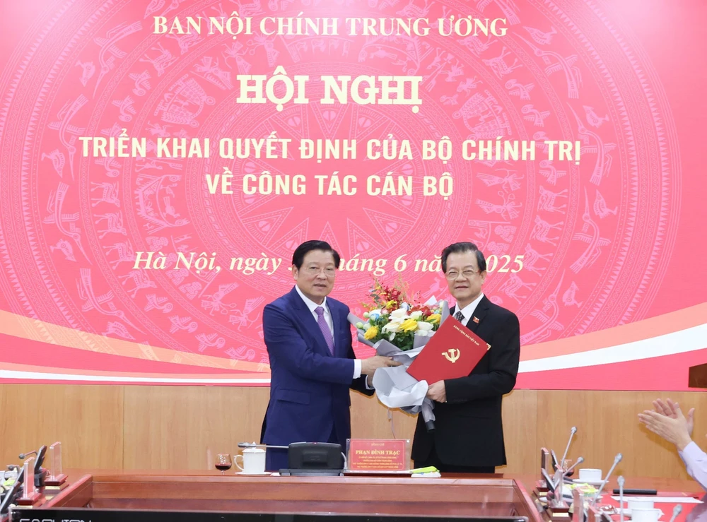 Trao Quyết định của Bộ Chính trị điều động, bổ nhiệm Phó Trưởng Ban Nội chính Trung ương - Ảnh 1.