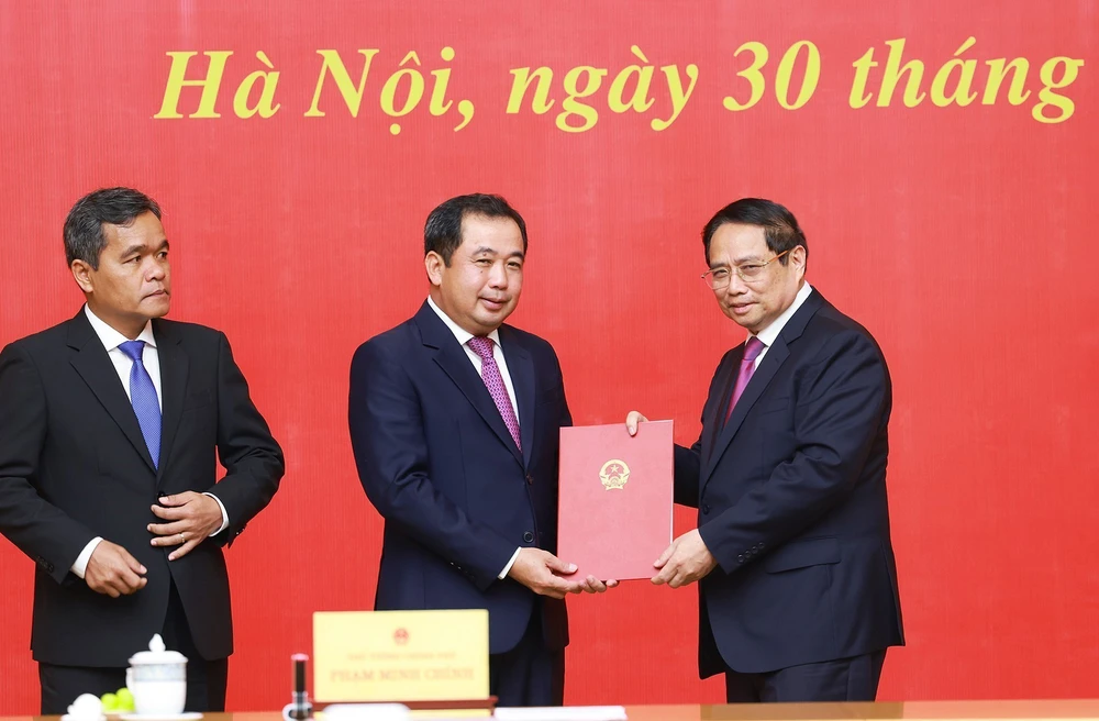 Thủ tướng Phạm Minh Chính trao quyết định bổ nhiệm 2 Bí thư Tỉnh uỷ làm cán bộ cấp Thứ trưởng - Ảnh 2.
