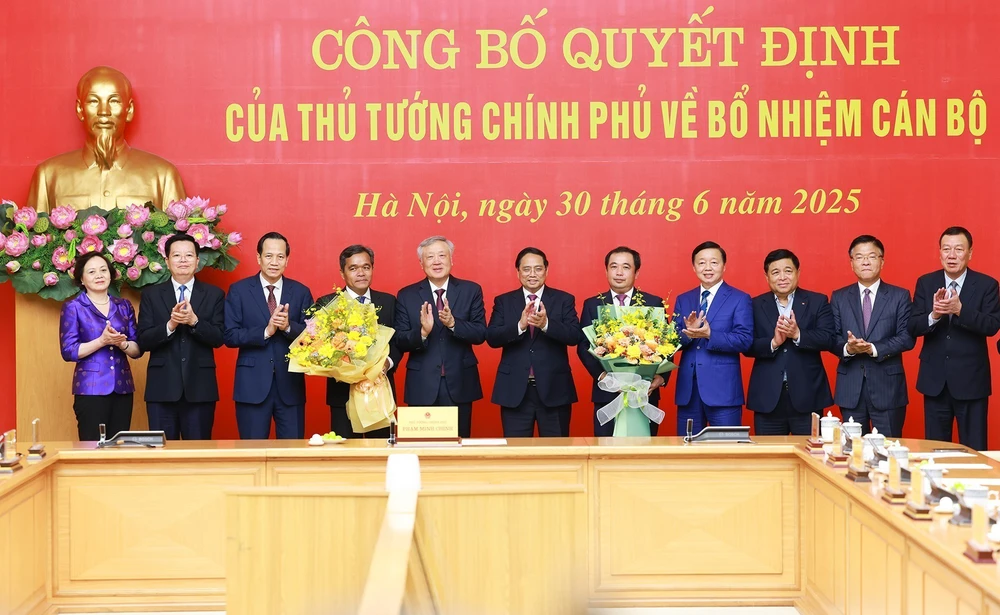 Thủ tướng Phạm Minh Chính trao quyết định bổ nhiệm 2 Bí thư Tỉnh uỷ làm cán bộ cấp Thứ trưởng - Ảnh 4.