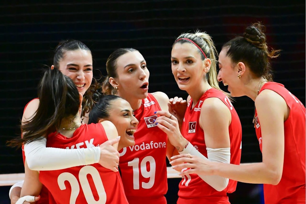 ĐT bóng chuyền Thái Lan chơi quả cảm, Thổ Nhĩ Kỳ thắng lớn ngày ra quân ở FIVB Volleyball Nations League 2025 - Ảnh 2.