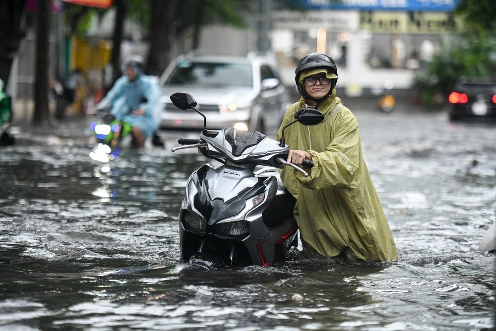 TP. Hồ Chí Minh mưa lớn, ngập nặng nhiều nơi - Ảnh 2.