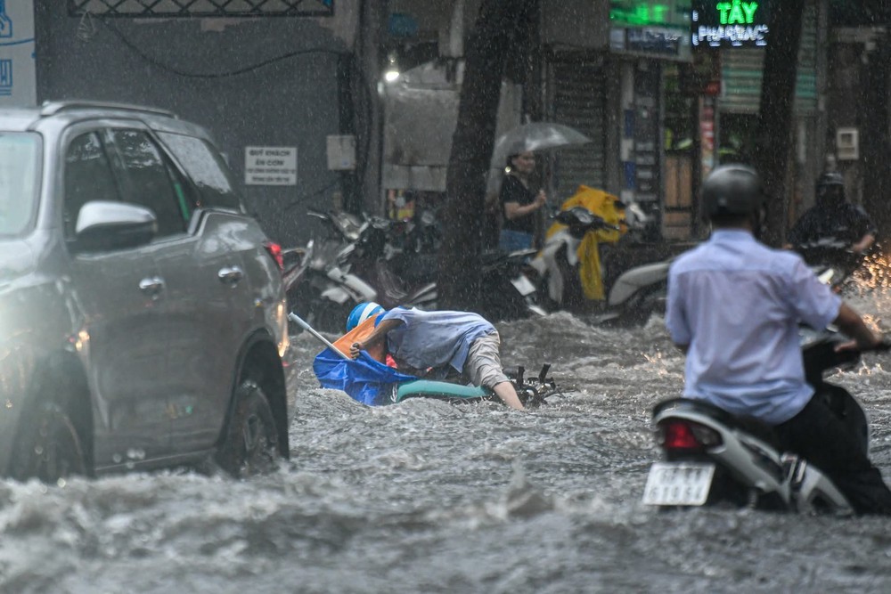 TP. Hồ Chí Minh mưa lớn, ngập nặng nhiều nơi - Ảnh 3.