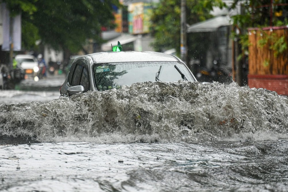 TP. Hồ Chí Minh mưa lớn, ngập nặng nhiều nơi - Ảnh 1.