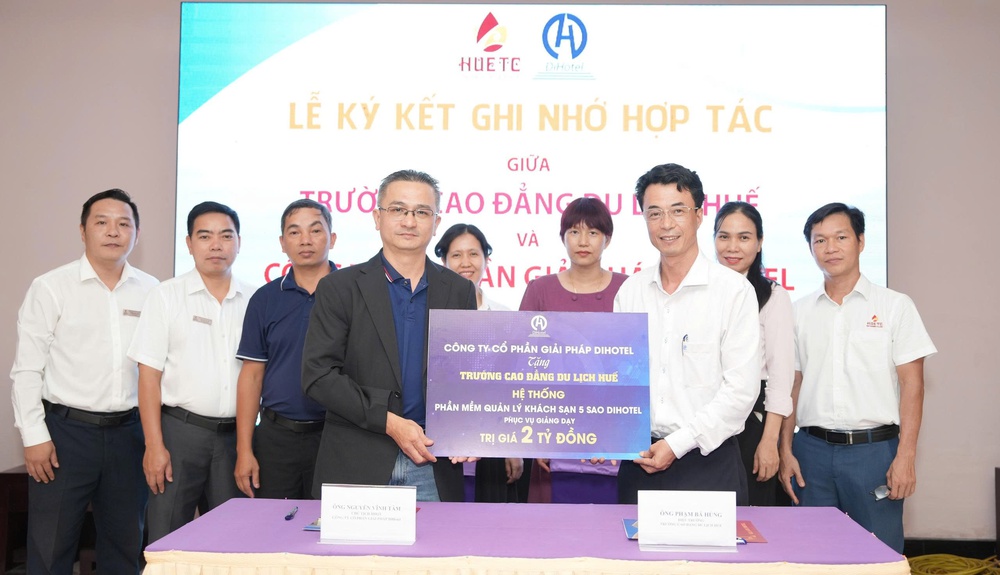 Trao tặng phần mềm quản lý khách sạn cho trường cao đẳng du lịch Huế - Ảnh 1.
