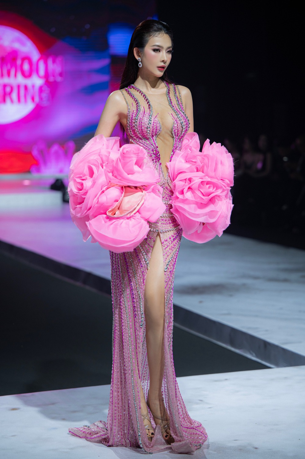 Đinh Thị Triều Tiên ‘bứt phá’ tại fashion show của Miss Cosmo Vietnam - Ảnh 2.