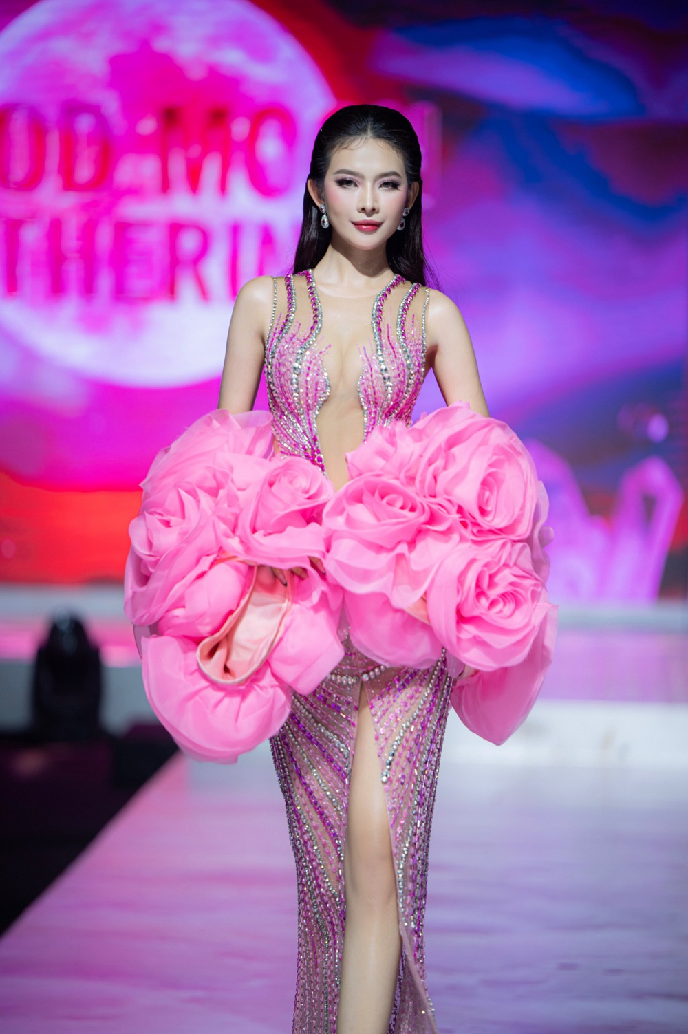 Đinh Thị Triều Tiên ‘bứt phá’ tại fashion show của Miss Cosmo Vietnam - Ảnh 4.