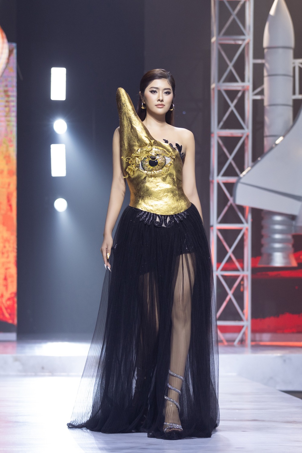 Huỳnh Tiên gây chú ý khi cân cả hát lẫn catwalk ở Miss Cosmo 2025 - Ảnh 4.