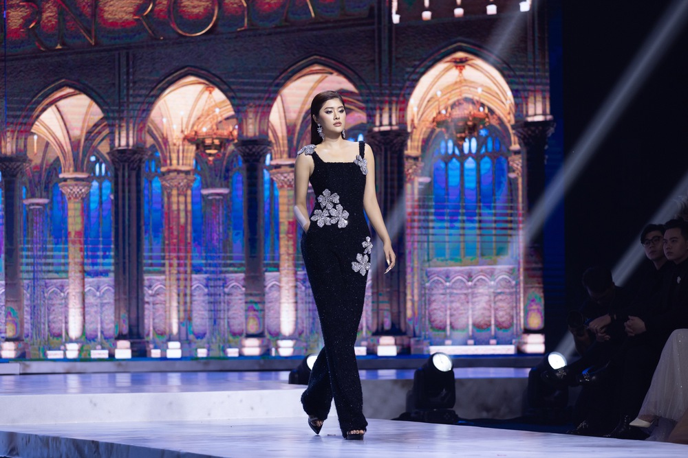 Huỳnh Tiên gây chú ý khi cân cả hát lẫn catwalk ở Miss Cosmo 2025 - Ảnh 5.