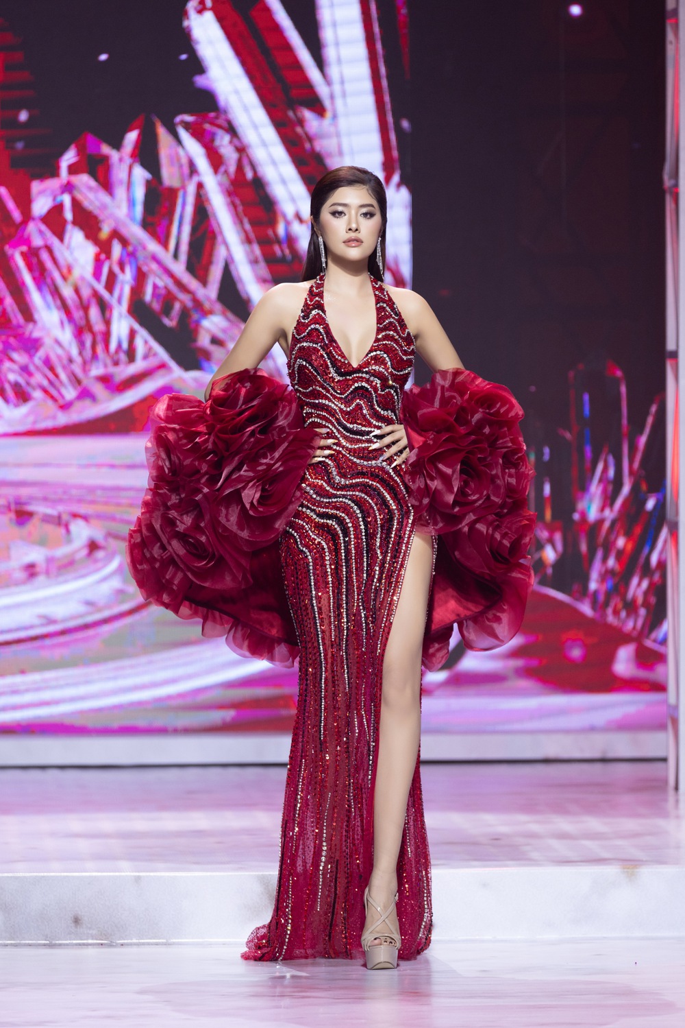 Huỳnh Tiên gây chú ý khi cân cả hát lẫn catwalk ở Miss Cosmo 2025 - Ảnh 3.