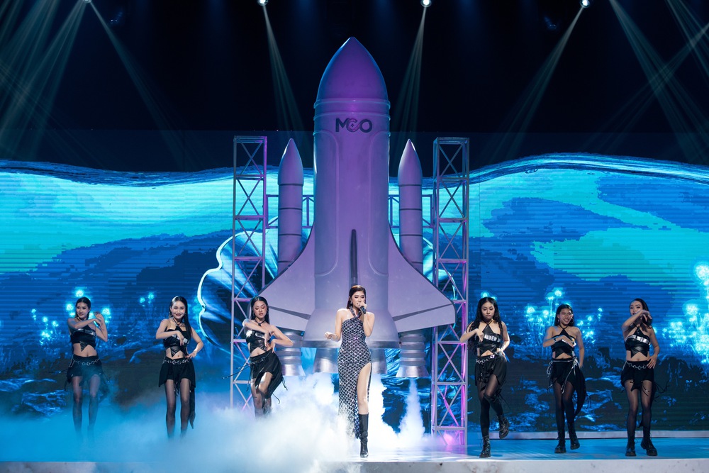 Huỳnh Tiên gây chú ý khi cân cả hát lẫn catwalk ở Miss Cosmo 2025 - Ảnh 1.
