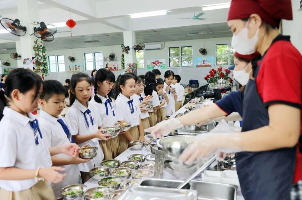 Hỗ trợ bữa trưa - không chỉ là con số 30 ngàn đồng - Ảnh 1.