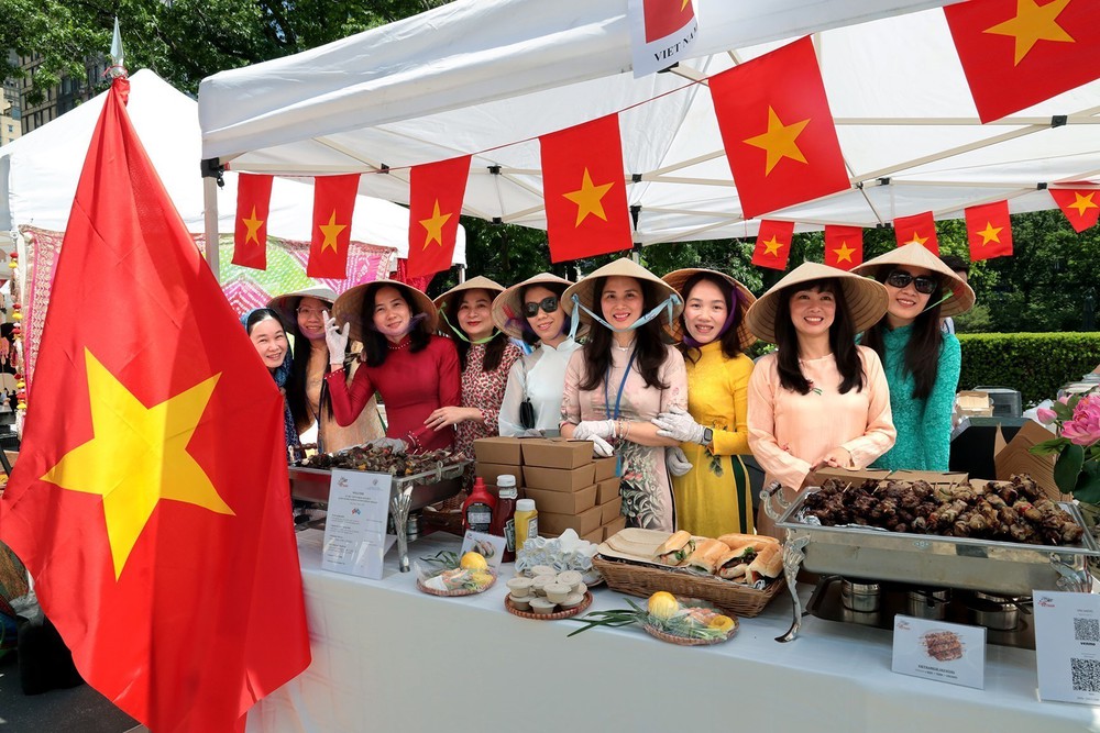 “Không gian Việt Nam” gây ấn tượng mạnh tại Hội chợ Văn hóa - Ẩm thực LHQ 2025 - Ảnh 3. “Không gian Việt Nam” gây ấn tượng mạnh tại Hội chợ Văn hóa - Ẩm thực LHQ 2025 - Ảnh 3.