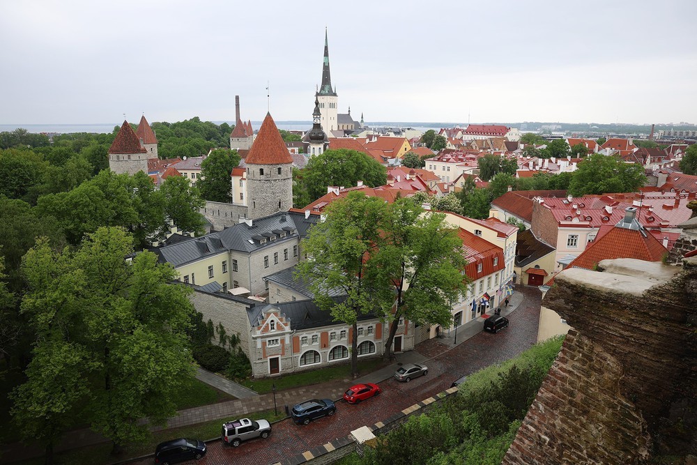 Thủ tướng và Phu nhân tham quan phố cổ Tallinn, Estonia - Ảnh 1.