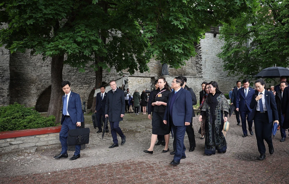 Thủ tướng Phạm Minh Chính và Phu nhân tham quan phố cổ Tallinn, Estonia - Ảnh 7.