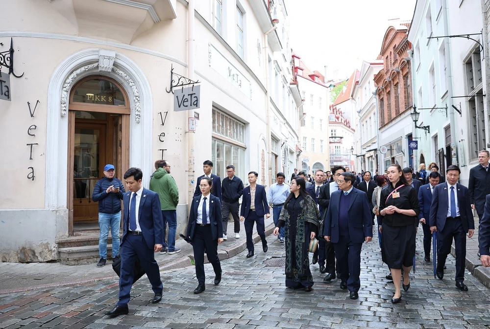 Thủ tướng Phạm Minh Chính và Phu nhân tham quan phố cổ Tallinn, Estonia - Ảnh 6.